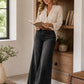 High-Waist-Jeans mit weitem Bein und Knopfdetail