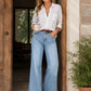 High-Waist-Jeans mit weitem Bein und Knopfdetail