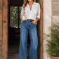High-Waist-Jeans mit weitem Bein und Knopfdetail