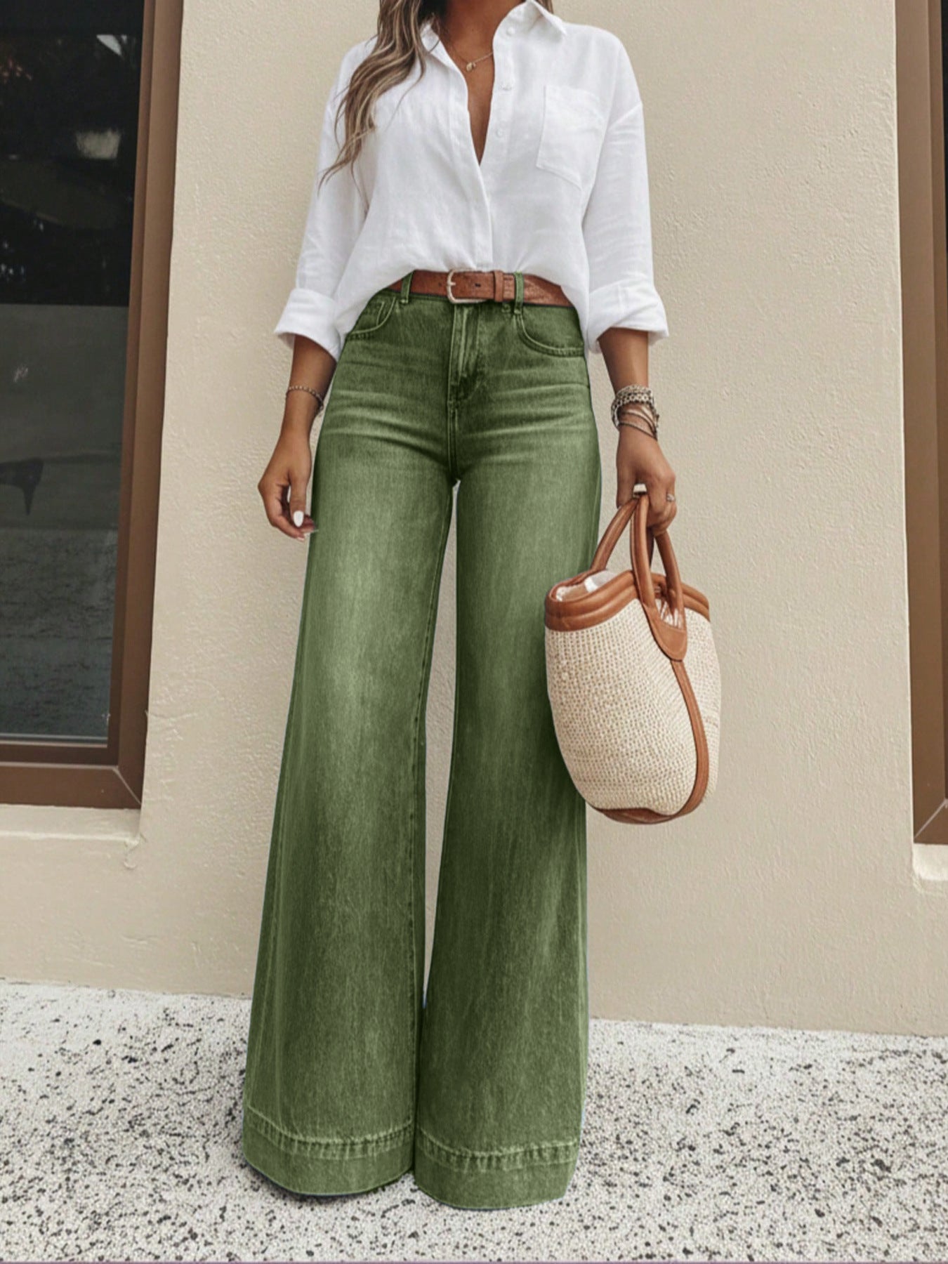 High-Waist-Jeans mit weitem Bein und Knopfdetail