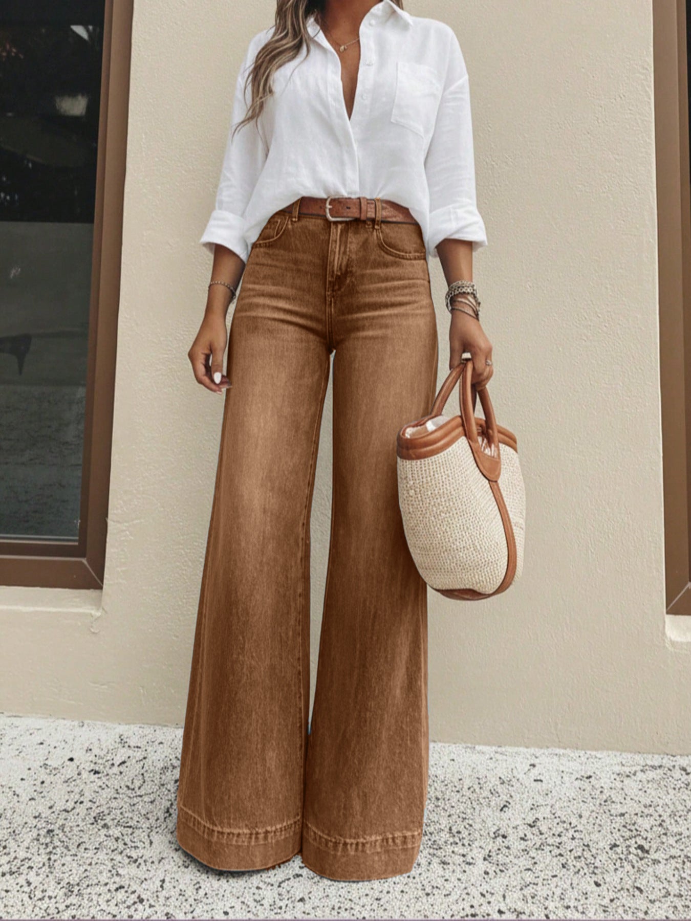 High-Waist-Jeans mit weitem Bein und Knopfdetail